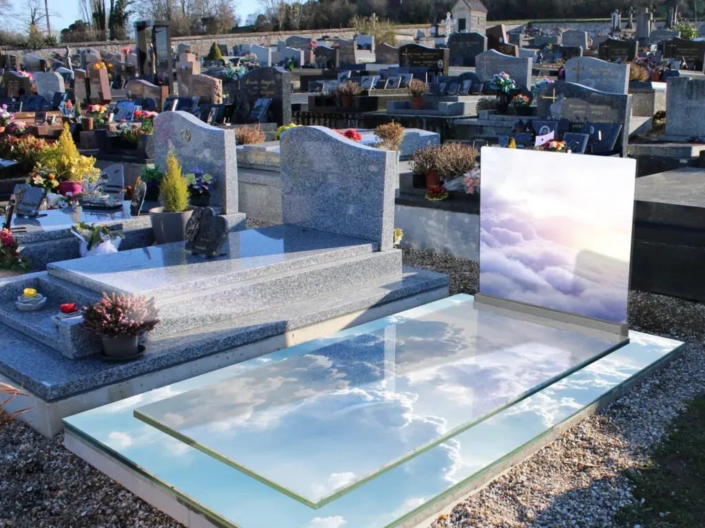 Monument funéraire contemporain en verre personnalisé avec une impression de ciel nuageux