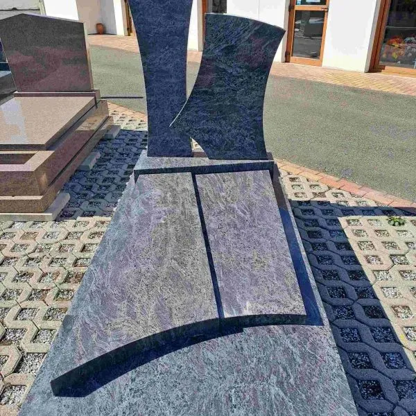 Monument funéraire en granit bleu nuit avec stèle double au design contemporain