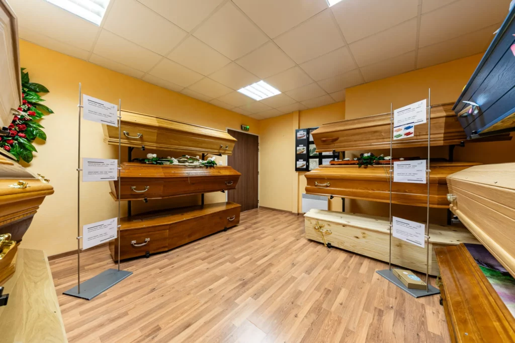 Autre angle de la salle d'exposition de cercueils en bois des pompes funèbres