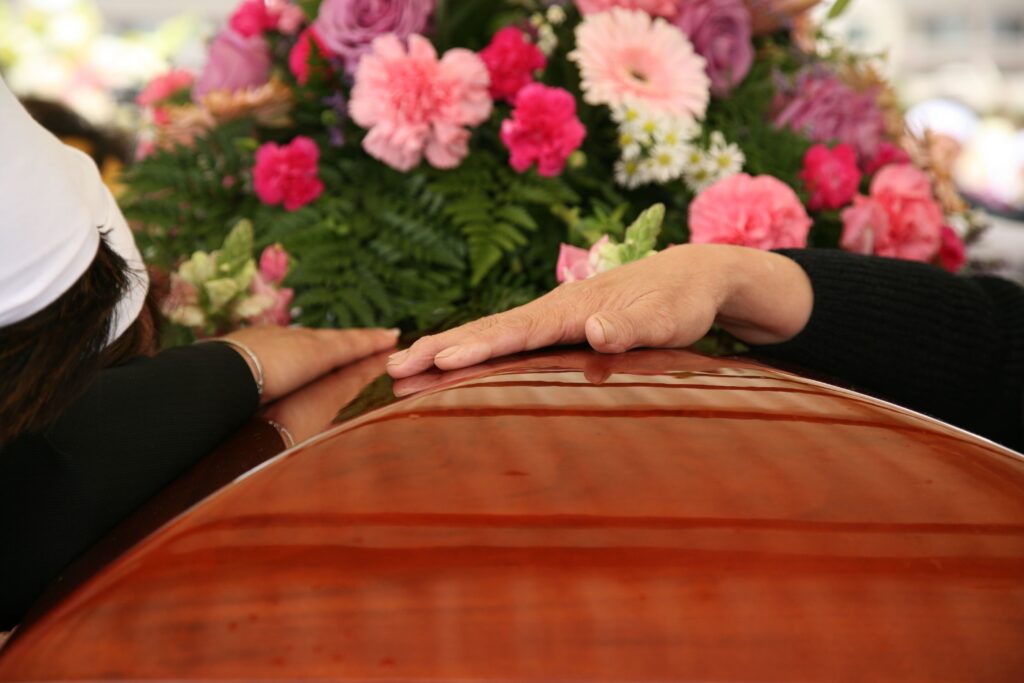 fleurs dans un vase dans un cimetiere