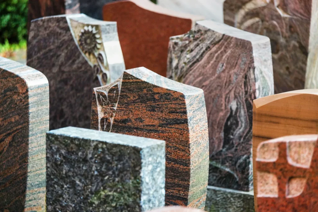 Parc d'exposition de stèles funéraires en granit de différents coloris et formes